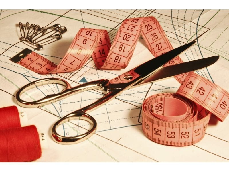 Ajustes e reparos de roupa, com capricho
